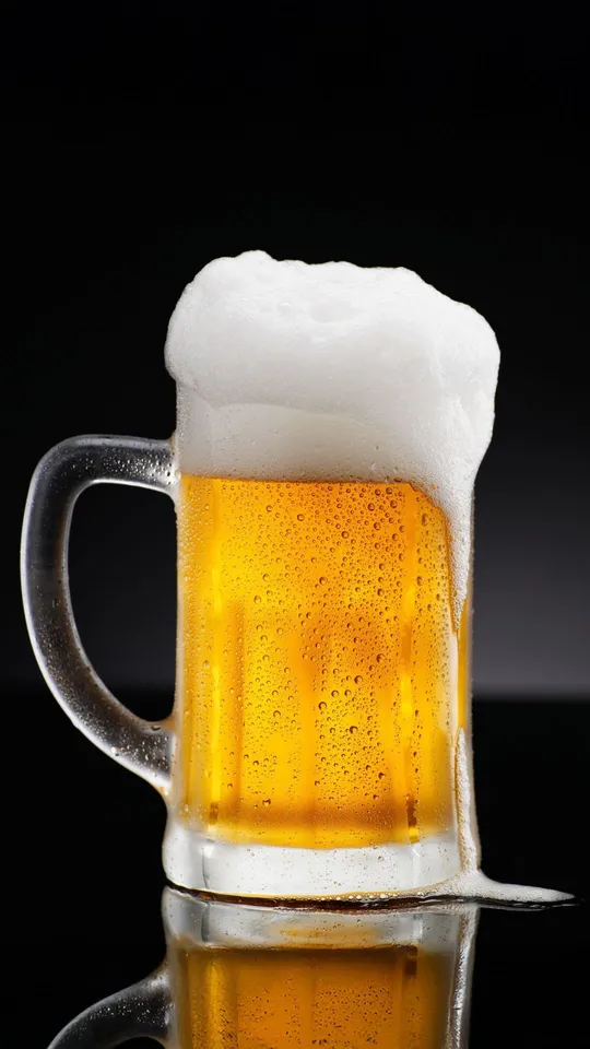 Boccale di birra chiara con schiuma